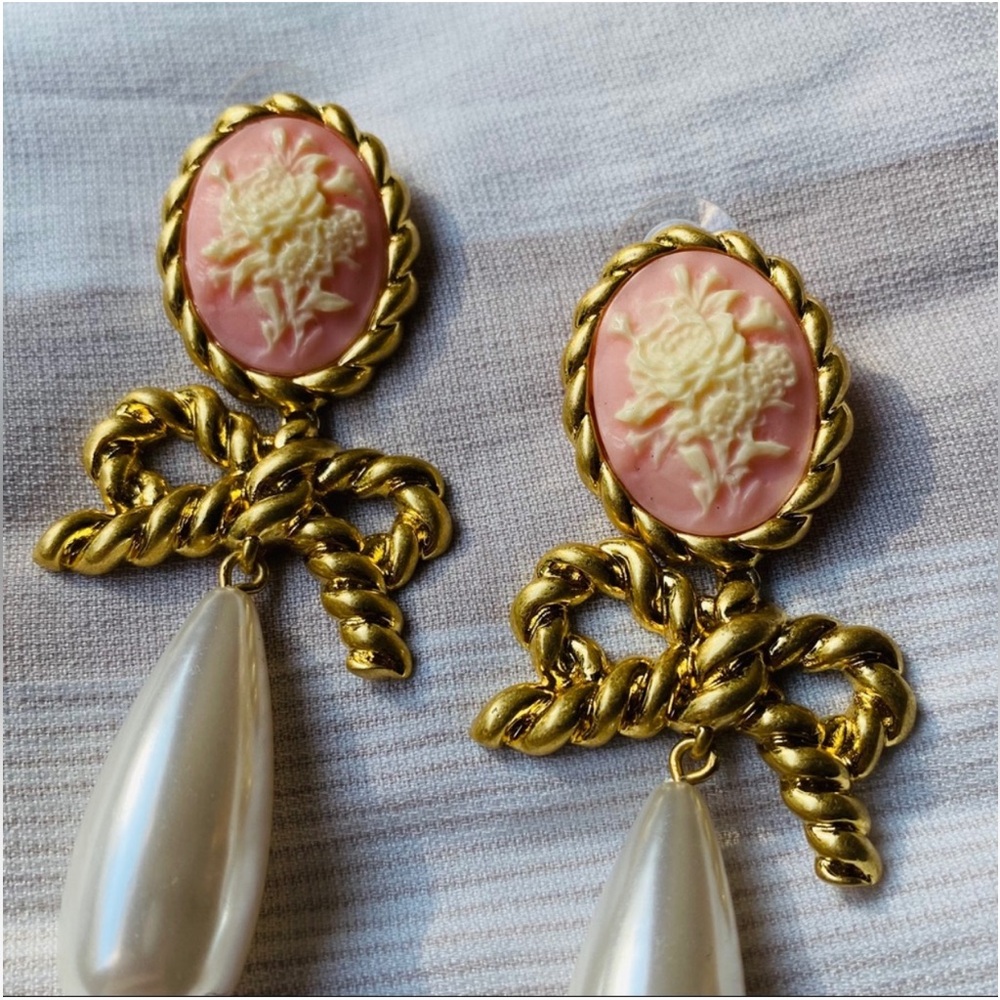 For Love & Lemons Cameo Pearl Drop Earrings in Vintage Gold - Picture 4 of 5
